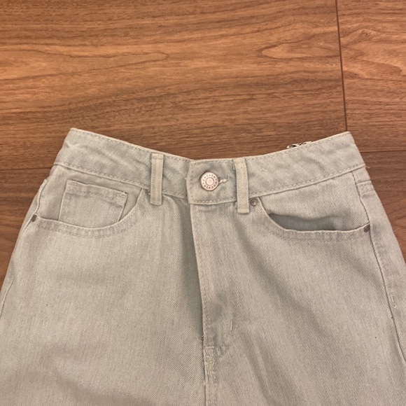 Super good condition, intentional rips. Never worn once :)) - Picture 2 of 6